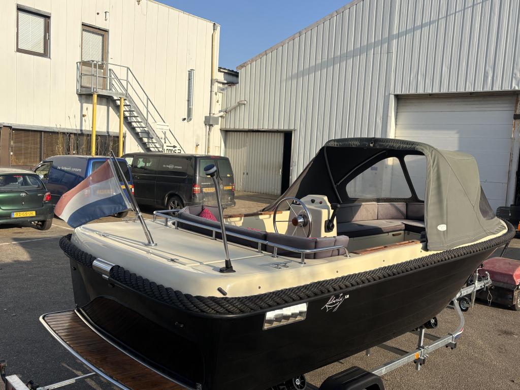 Liberty 530 tender + Suzuki 15pk (2022!!) + Zonnedek, Watersport en Boten, Sloepen, Gebruikt, Polyester, Benzine, 3 tot 6 meter