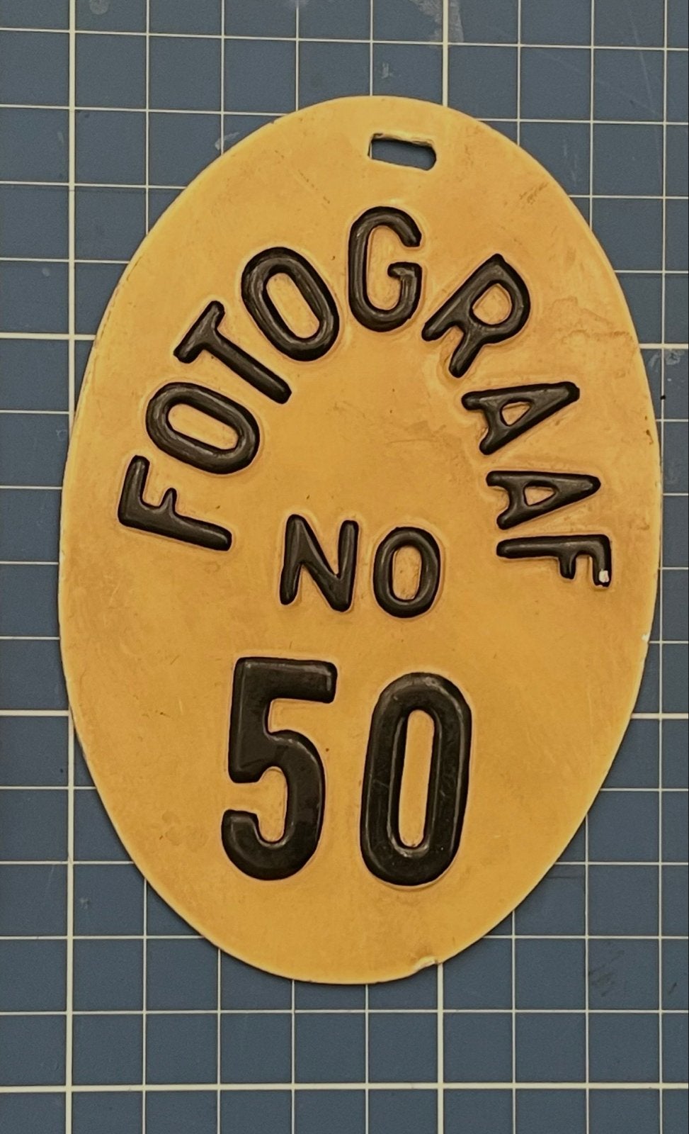 Vintage FOTOGRAAF NO 50 penning/badge draagteken voor pers, Ophalen of Verzenden, Overige materialen