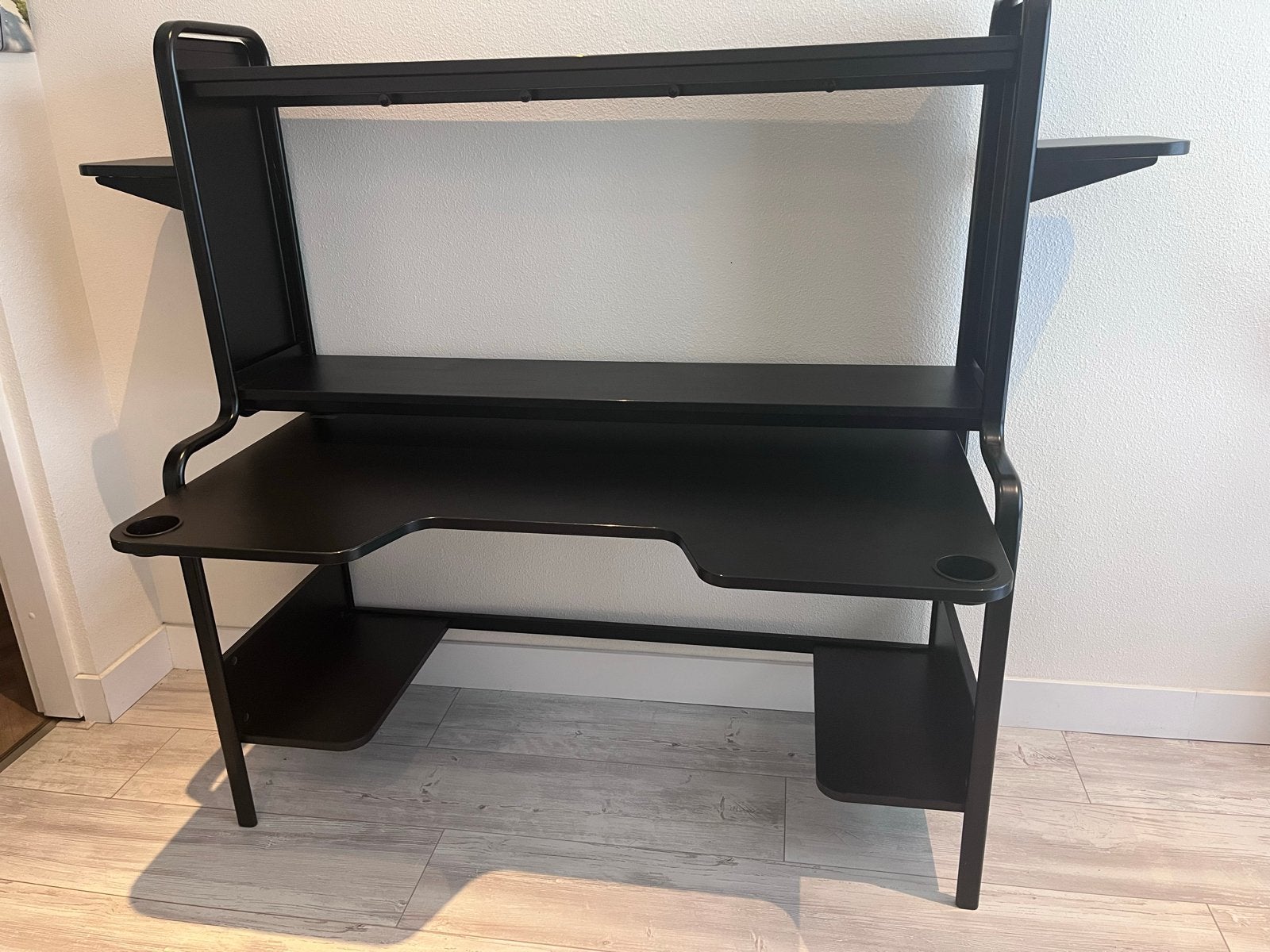 IKEA Fredde Bureau met bureaustoel (gamingbureau/gamebureau), Huis en Inrichting, Bureaus, Ophalen, Spaanplaat of MDF, Zo goed als nieuw