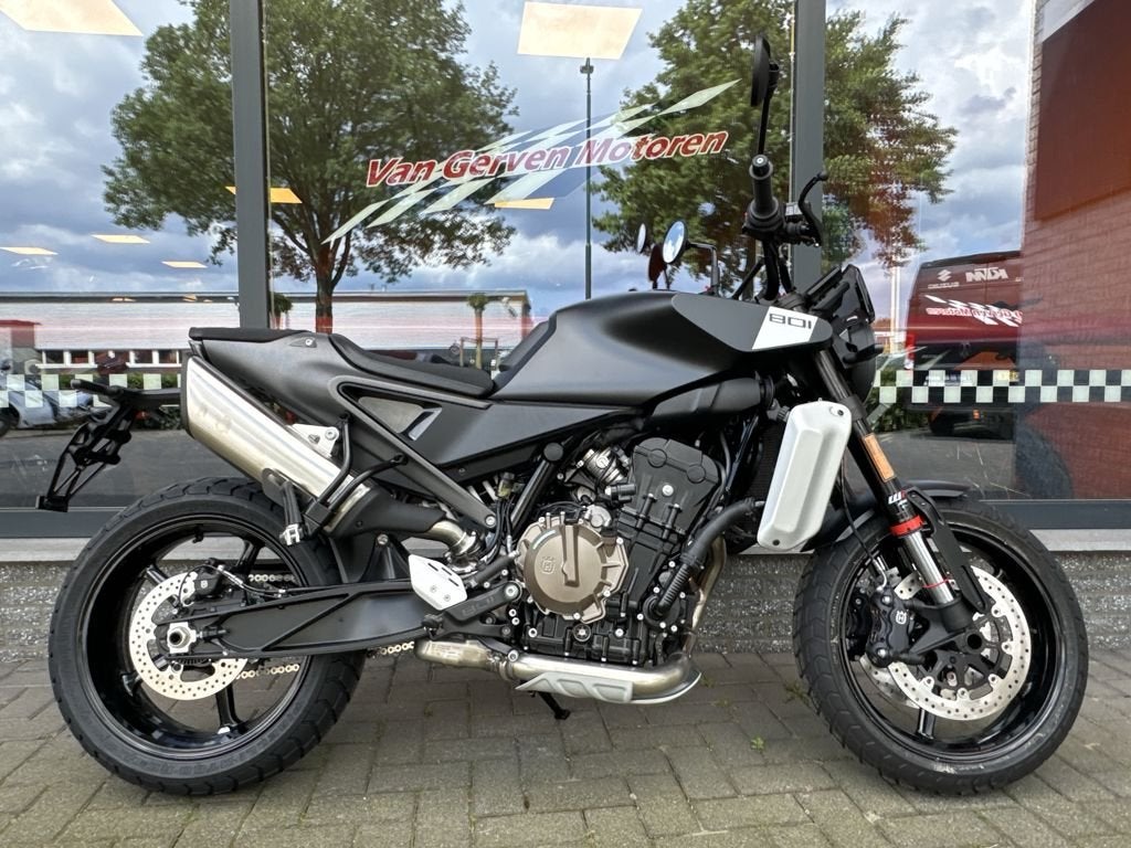 HUSQVARNA SVARTPILEN 801 2025, Bedrijf, Naked bike
