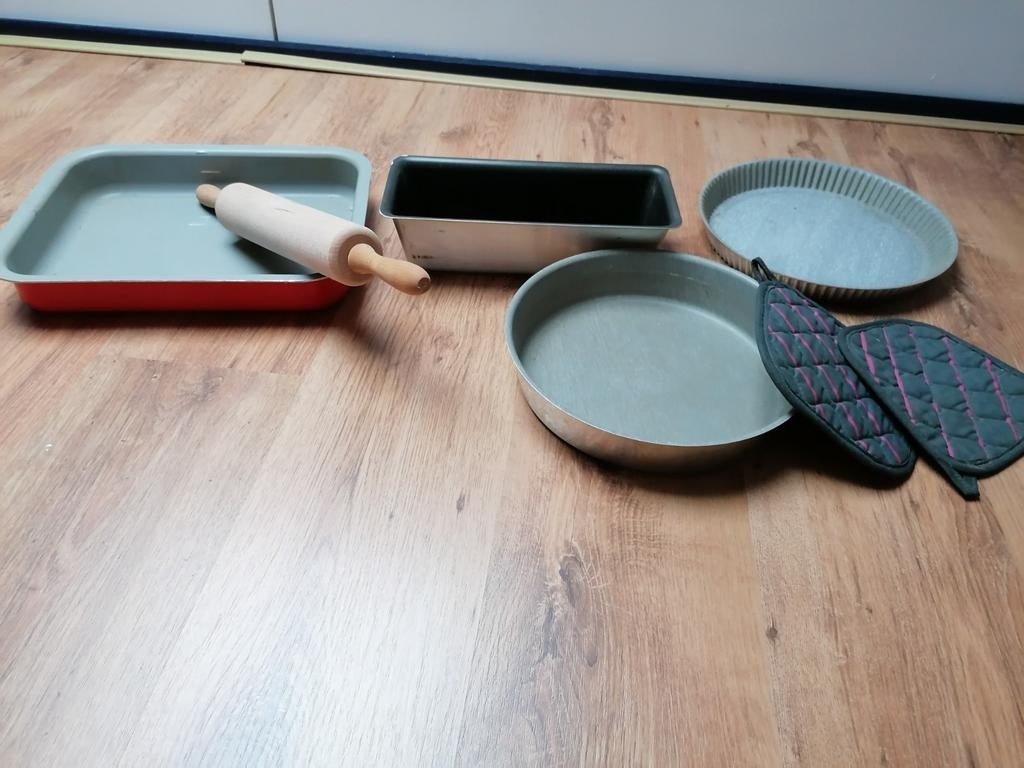Bakvormen, cakeblik, deegroller en pannenlappen, Ophalen of Verzenden, Zo goed als nieuw