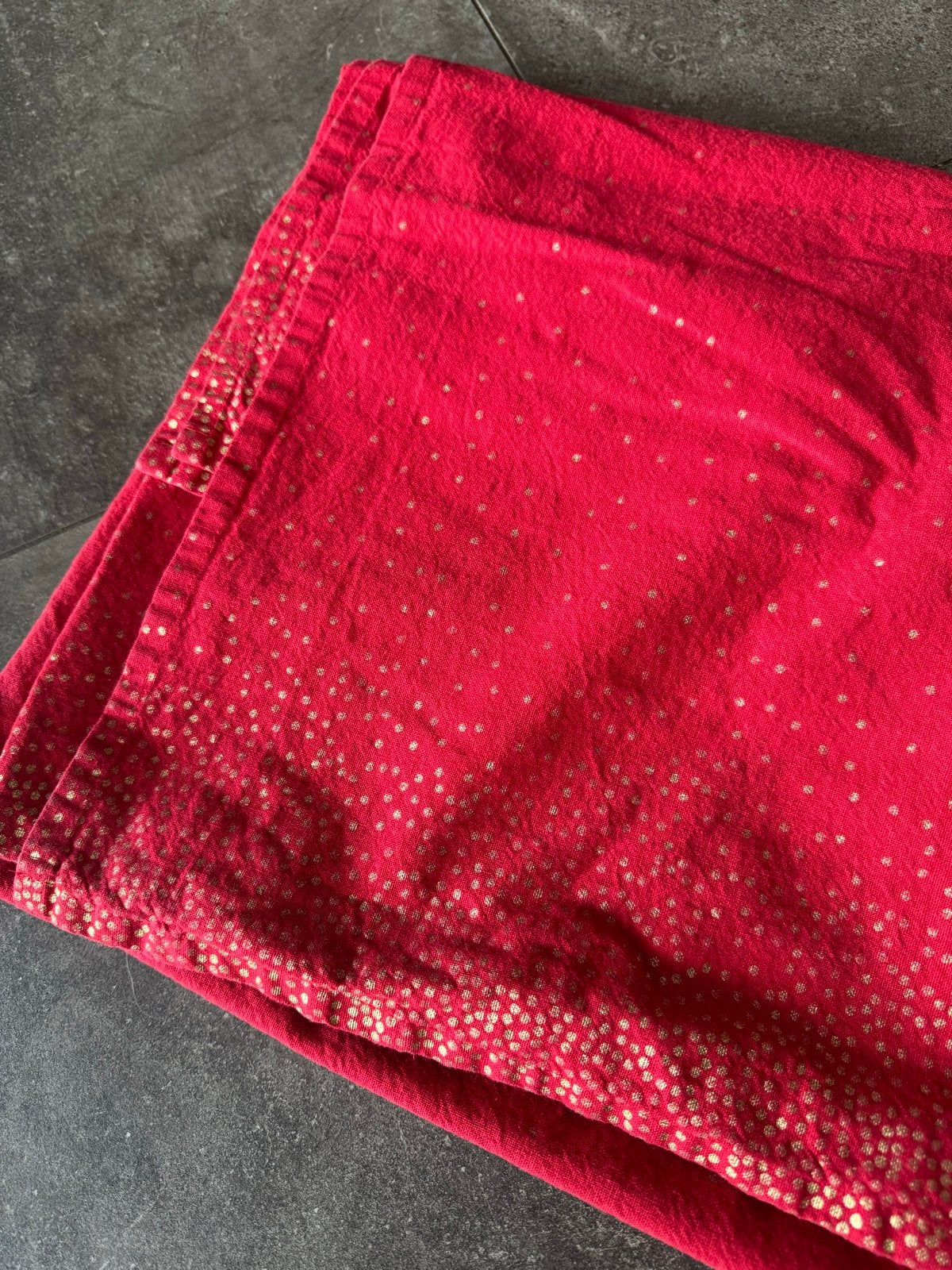 Rood Tafelkleed 240x140 met Gouden Stippen, Ophalen of Verzenden, Zo goed als nieuw, Rechthoek