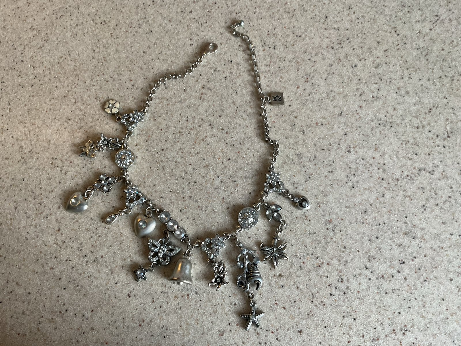 Zilverkleurige ketting met diverse bedels en strass, Sieraden, Tassen en Uiterlijk, Gebruikt, Ophalen of Verzenden, Zilver, Overige materialen