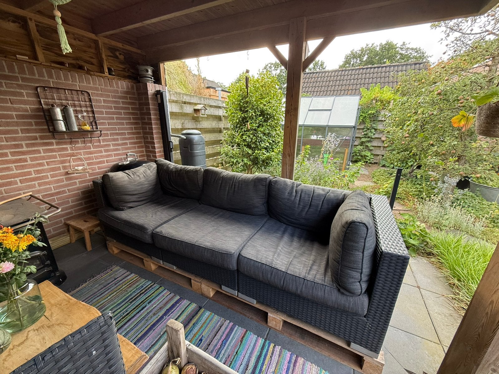 Loungeset met kussens en bijpassende tafel, Ophalen, Gebruikt, 3 zitplaatsen, Loungeset