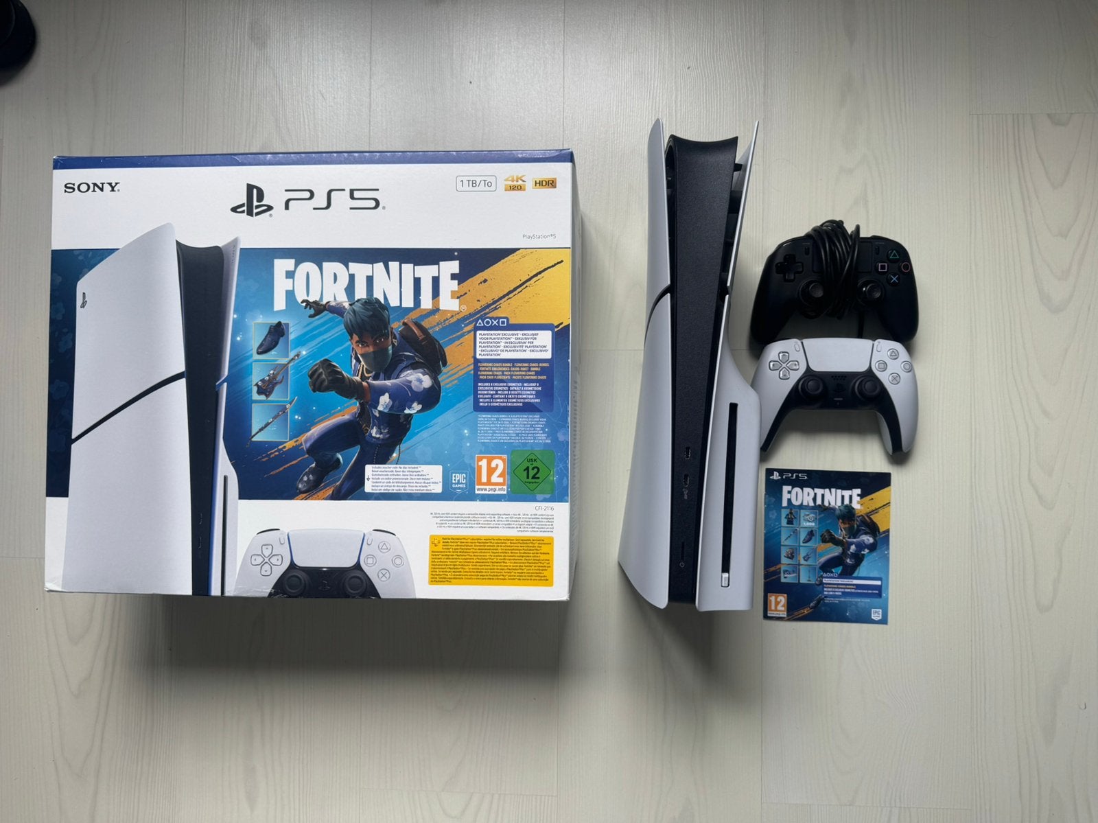 Playstation 5 1TB Fortnite bundel met 2 controllers, Spelcomputers en Games, Ophalen of Verzenden, Zo goed als nieuw