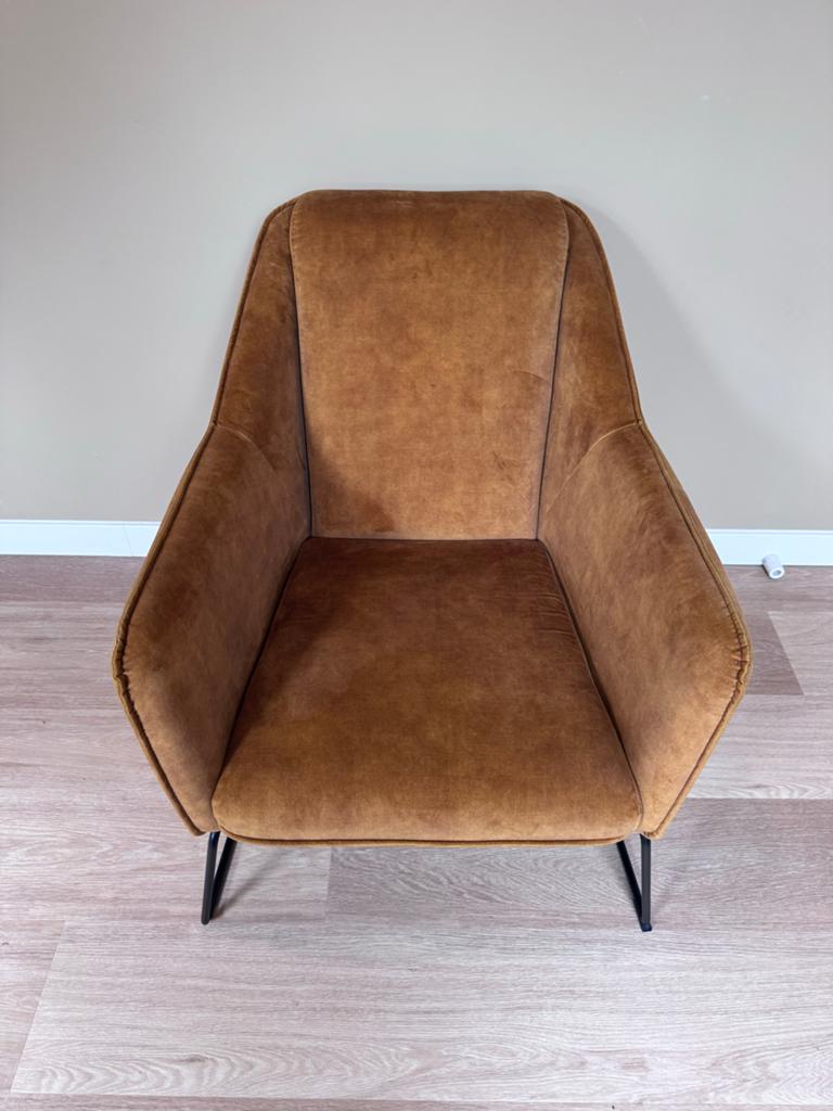 Okergele stoel met slanke zwarte poten - Zeer comfortabel, Ophalen, Minder dan 75 cm, Zo goed als nieuw, Stof
