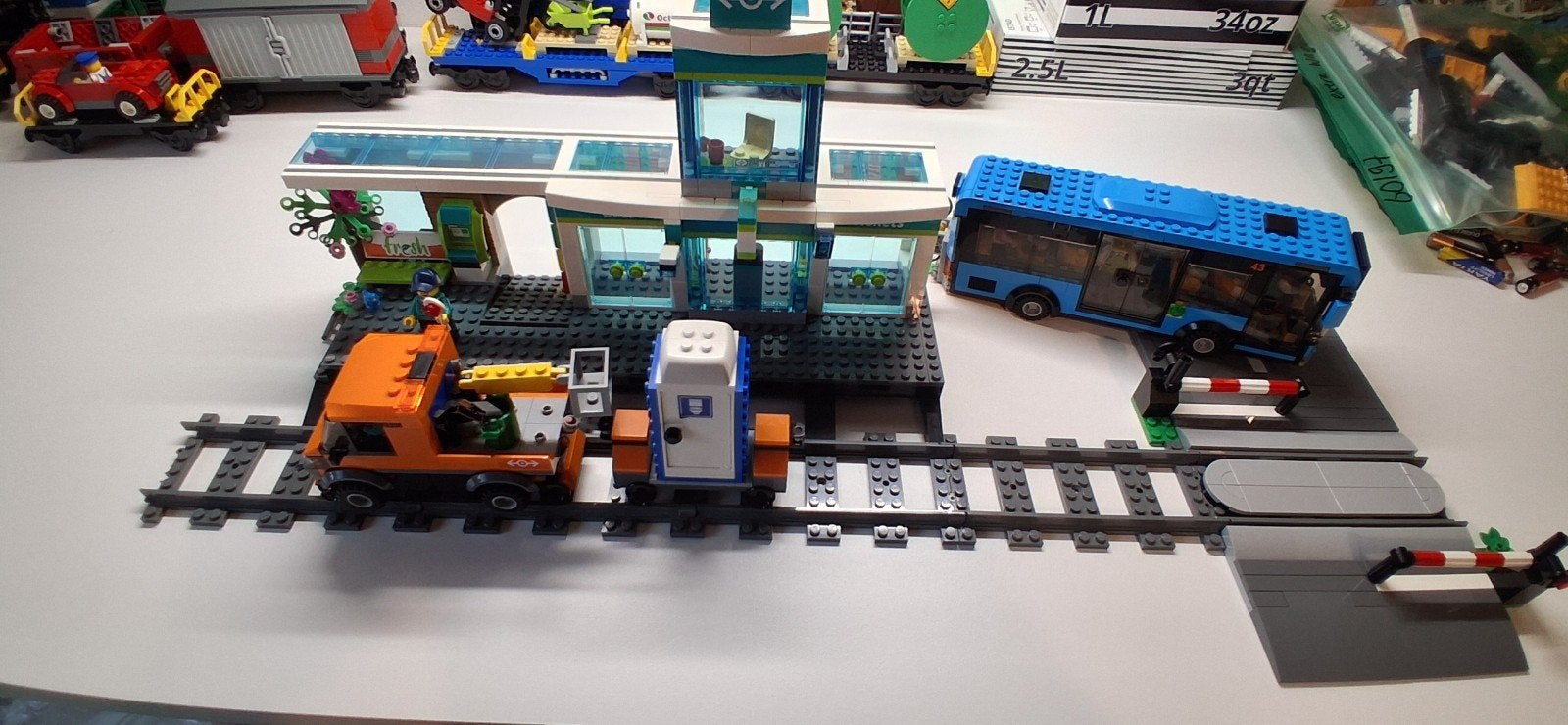 Lego City 60335 Treinstation met bus en spoorwegovergang, City, Lego, Ophalen of Verzenden, Zo goed als nieuw