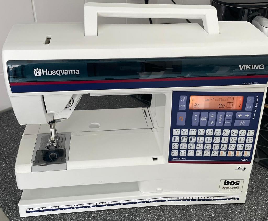 Naaimachine Husqvarna Lily 545, Hobby en Vrije tijd, Naaimachines en Toebehoren, Ophalen of Verzenden, Zo goed als nieuw, Naaimachine