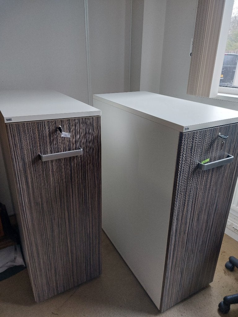 2 modern vormgegeven afsluitbare ladenkasten ( 500121), Ophalen, 50 tot 100 cm, Zo goed als nieuw, Minder dan 100 cm
