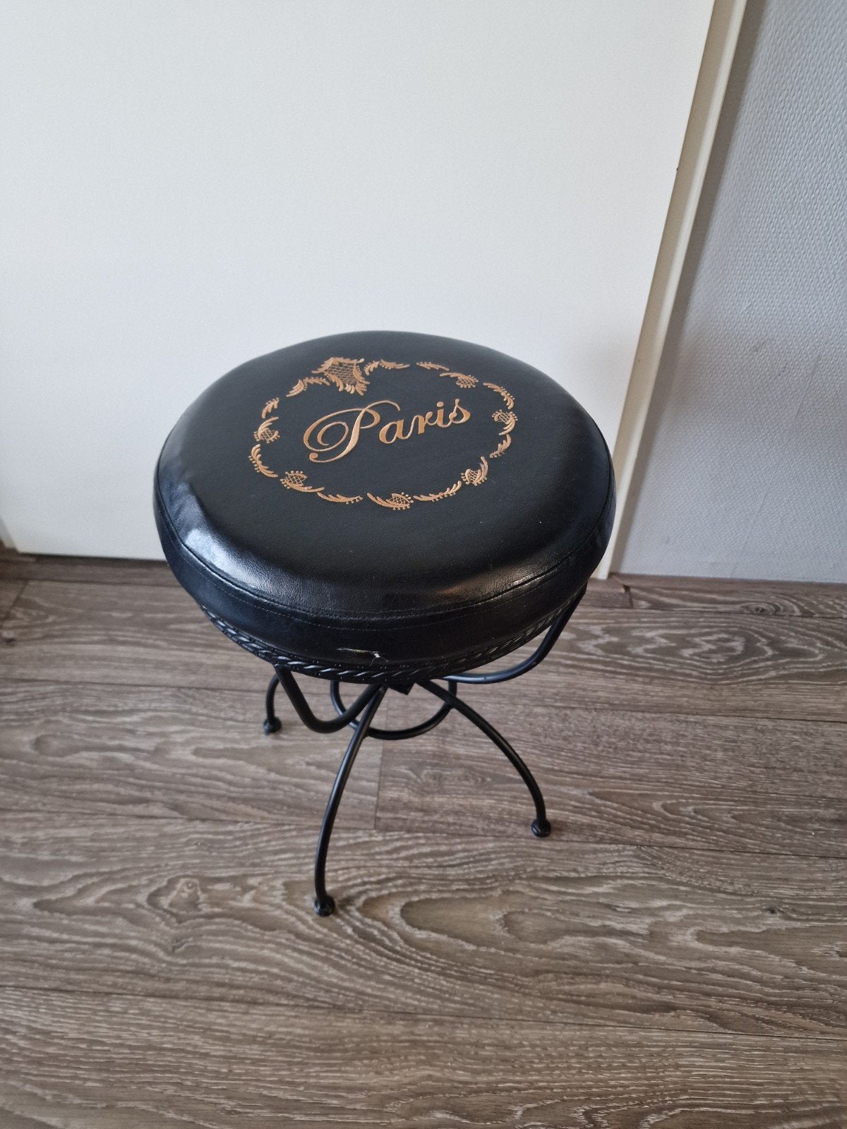 Decoratief krukje met leren zitje en gietijzeren poten, Huis en Inrichting, Ophalen, Zo goed als nieuw, IJzer