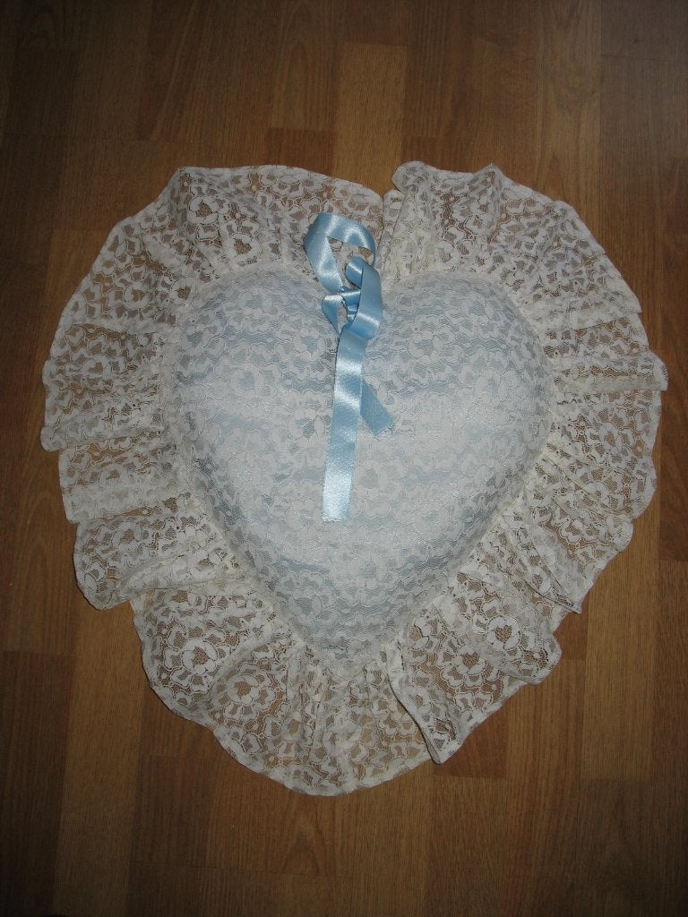 Hartvormig Blauw Kussen met Kantafwerking + blauw lint Vinta, Ophalen of Verzenden, Zo goed als nieuw, Sierkussen, Hartvormig