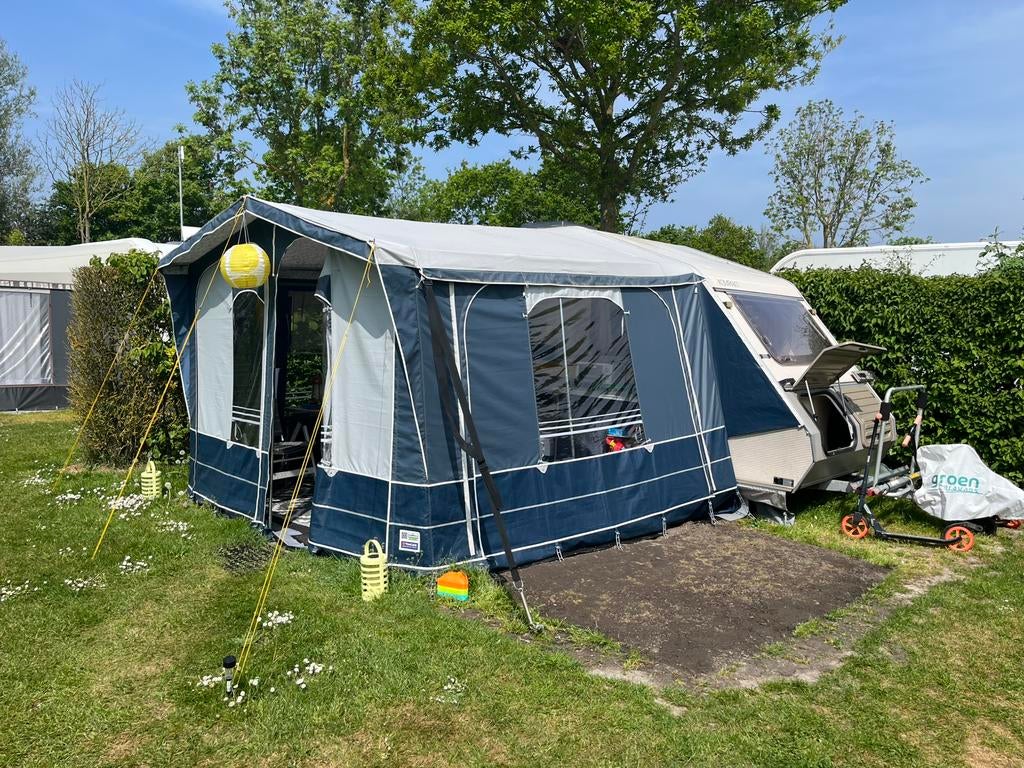 Te koop: Kip Kompakt 420 (1988) – met voortent en stapelbed, Caravans en Kamperen, Caravans, Kip, Treinzit, Particulier, Luifel