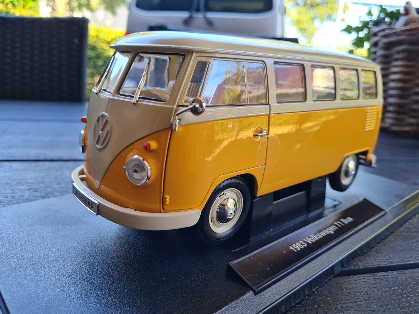 1:18 Volkswagen T1 personenbus uit 1963 Geel/Crème Welly, Hobby en Vrije tijd, Modelauto's | 1:18, Ophalen of Verzenden, Nieuw