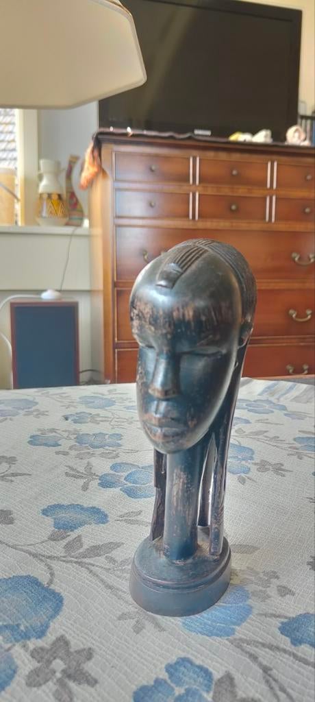 Houten buste van een vrouw en schoentje houtsnijwerk., Ophalen