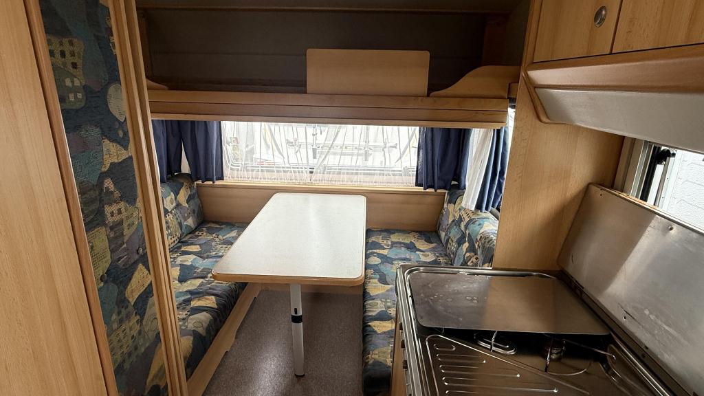 Knaus Sudwind Blue 450 TK bj 1998 met voortent en luifel, Caravans en Kamperen, Caravans, Overige typen, Standaardzit, Bedrijf