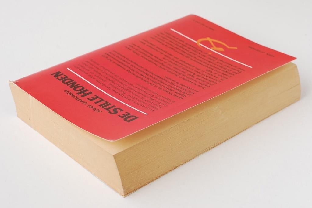 De stille honden - John Gardner (1984), Boeken, Verzenden, Gelezen
