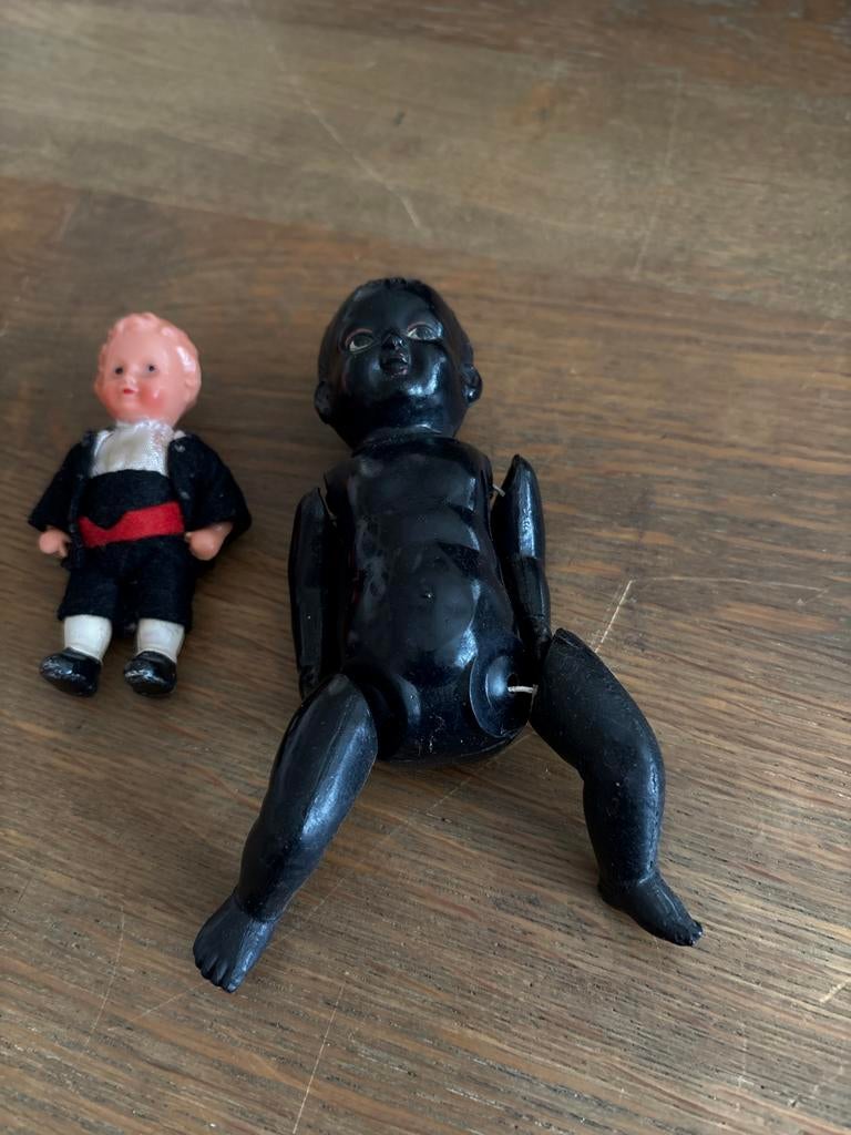 Twee kleine poppen, een zwarte en een roze, Verzamelen, Ophalen of Verzenden, Gebruikt, Pop