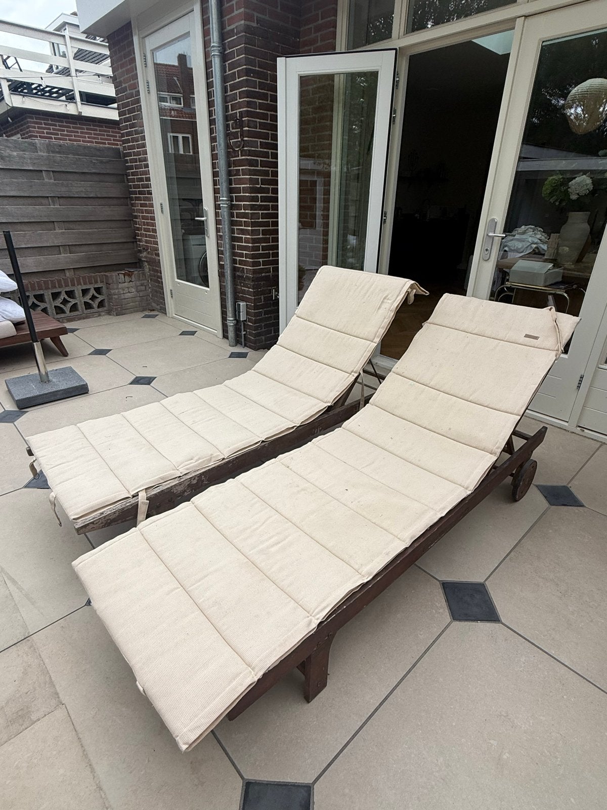 2x Houten ligstoelen met kussens, Ophalen of Verzenden, Gebruikt, Hout, Verstelbaar