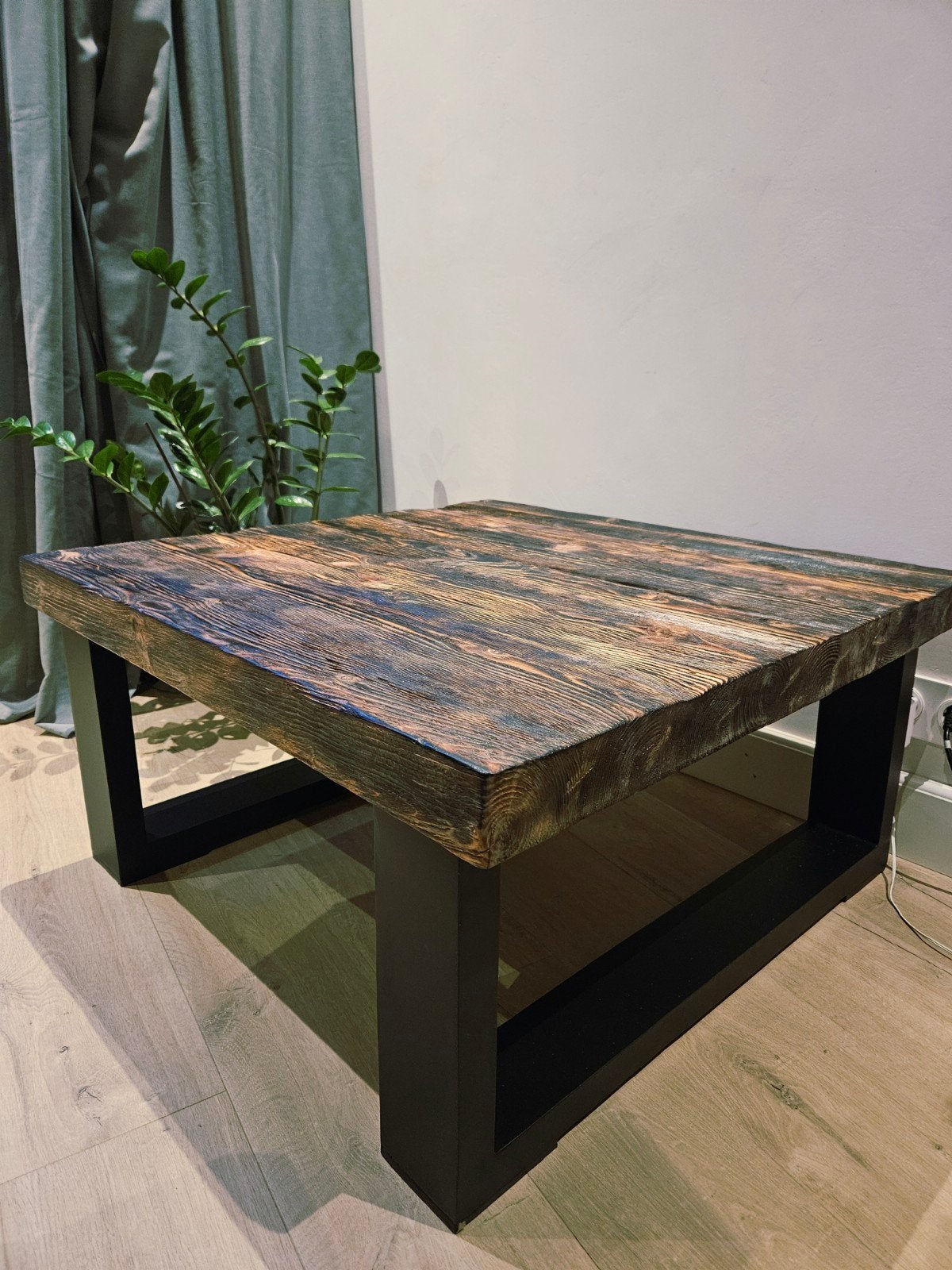 Robuuste salontafel van gebrand hout met metalen onderstel, 50 tot 100 cm, 50 tot 100 cm, Zo goed als nieuw, Industrieel