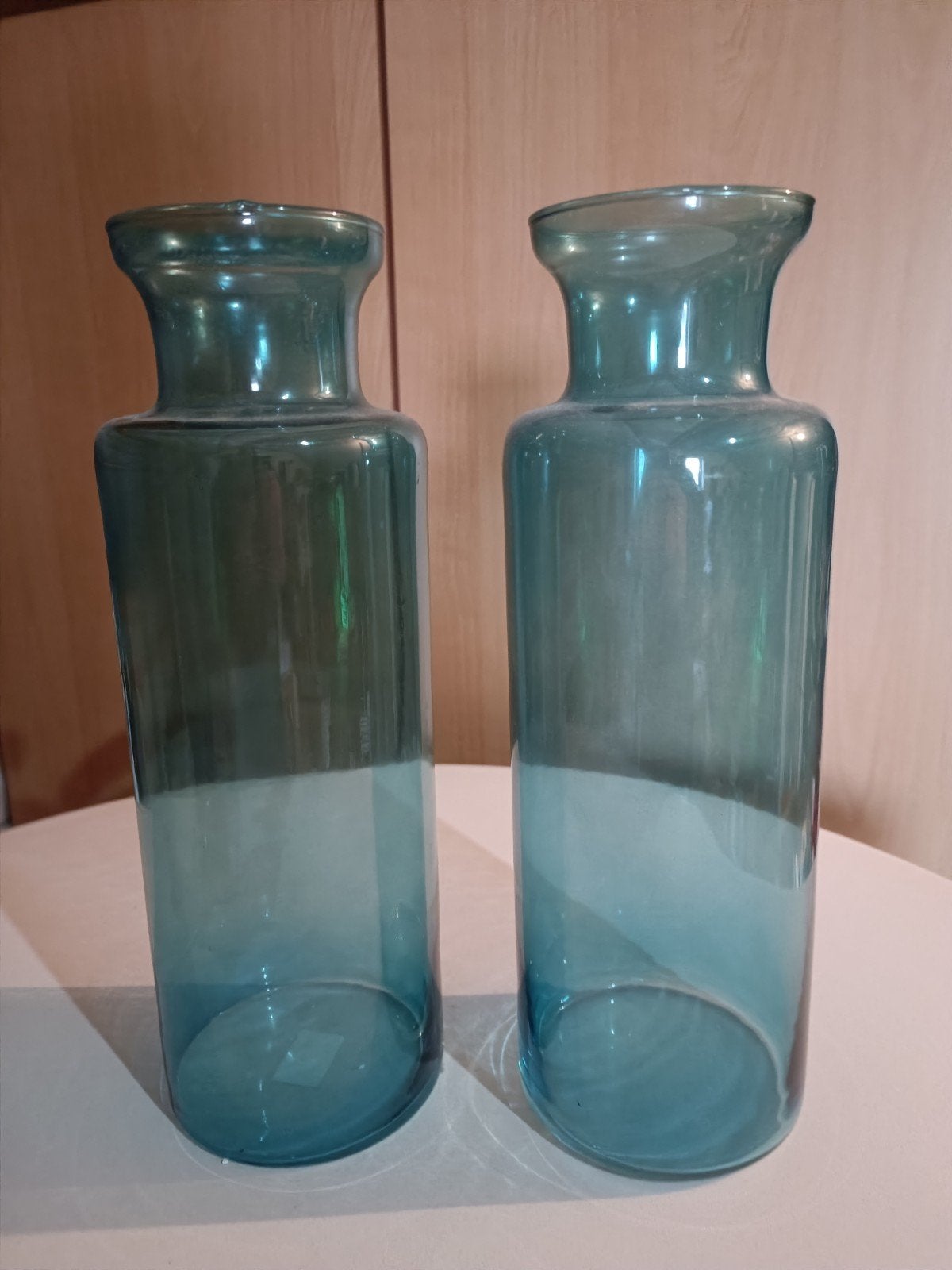 2 mooie glazen vazen , turquoise. Mooi effect in zonlicht, Ophalen, Zo goed als nieuw, Overige kleuren, Glas