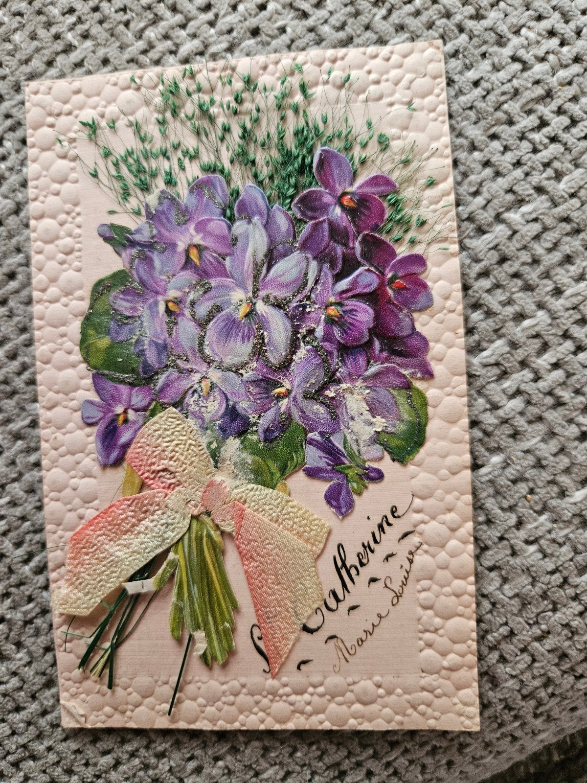 brocante relief  Viooltjes Boeket strik, Ophalen of Verzenden, Voor 1920, Gelopen