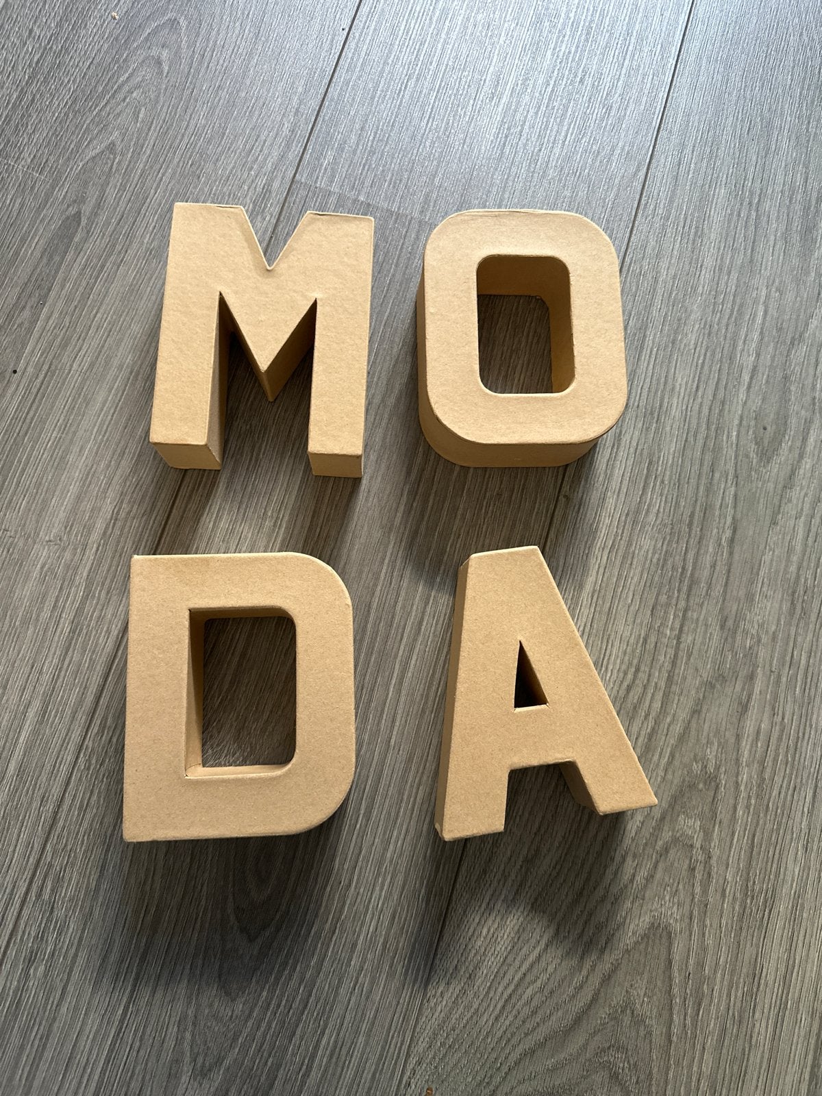 Kartonnen letters 'MODA' - Knutselmateriaal, Ophalen of Verzenden, Zo goed als nieuw, Papier of Karton, Bruin
