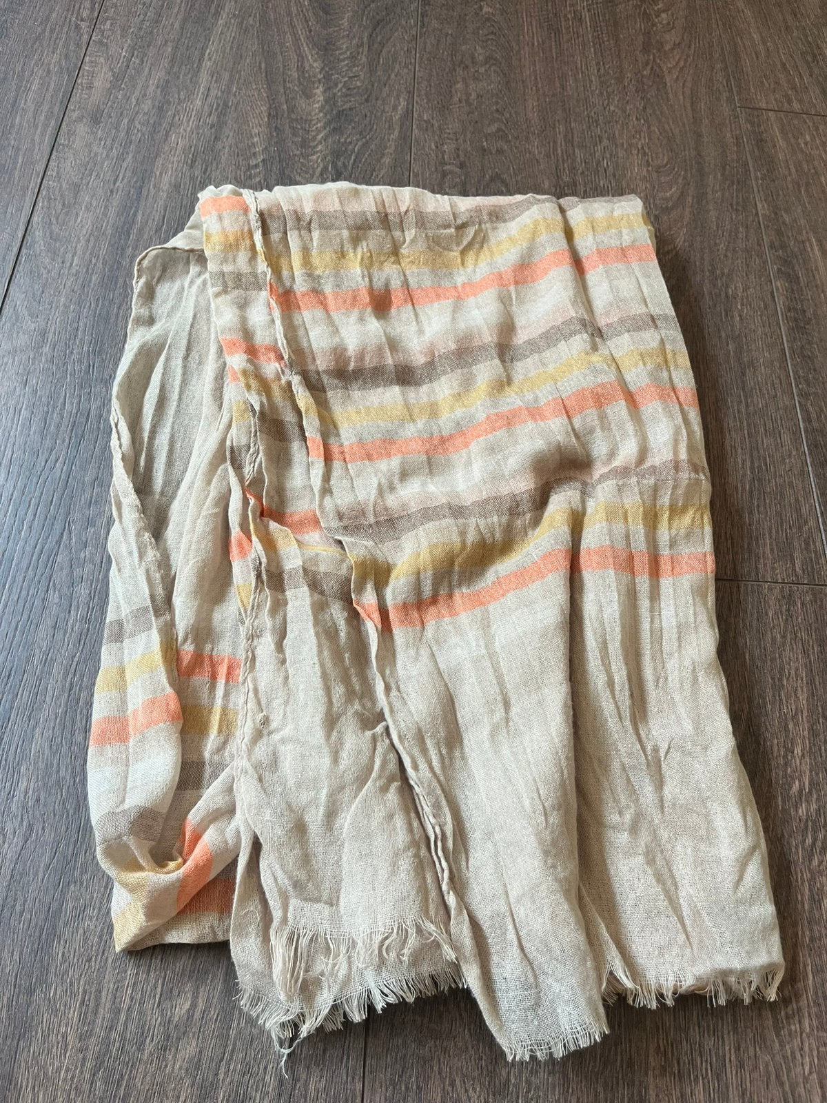 Beige gestreepte sjaal met franjes, Kleding | Dames, Ophalen of Verzenden, Zo goed als nieuw, Sjaal