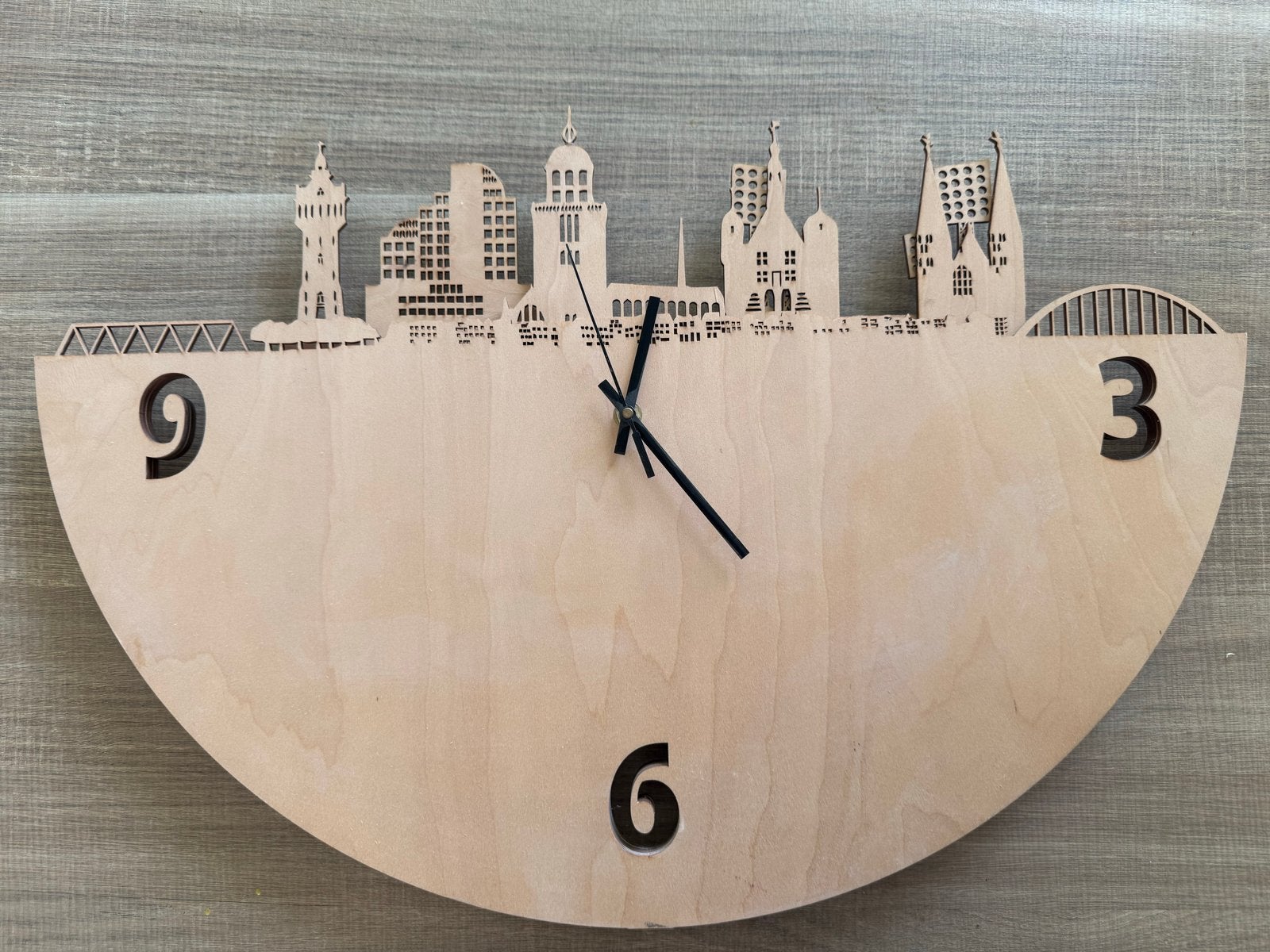 Houten wandklok met Deventer skyline design, Ophalen, Wandklok, Bruin, Nieuw