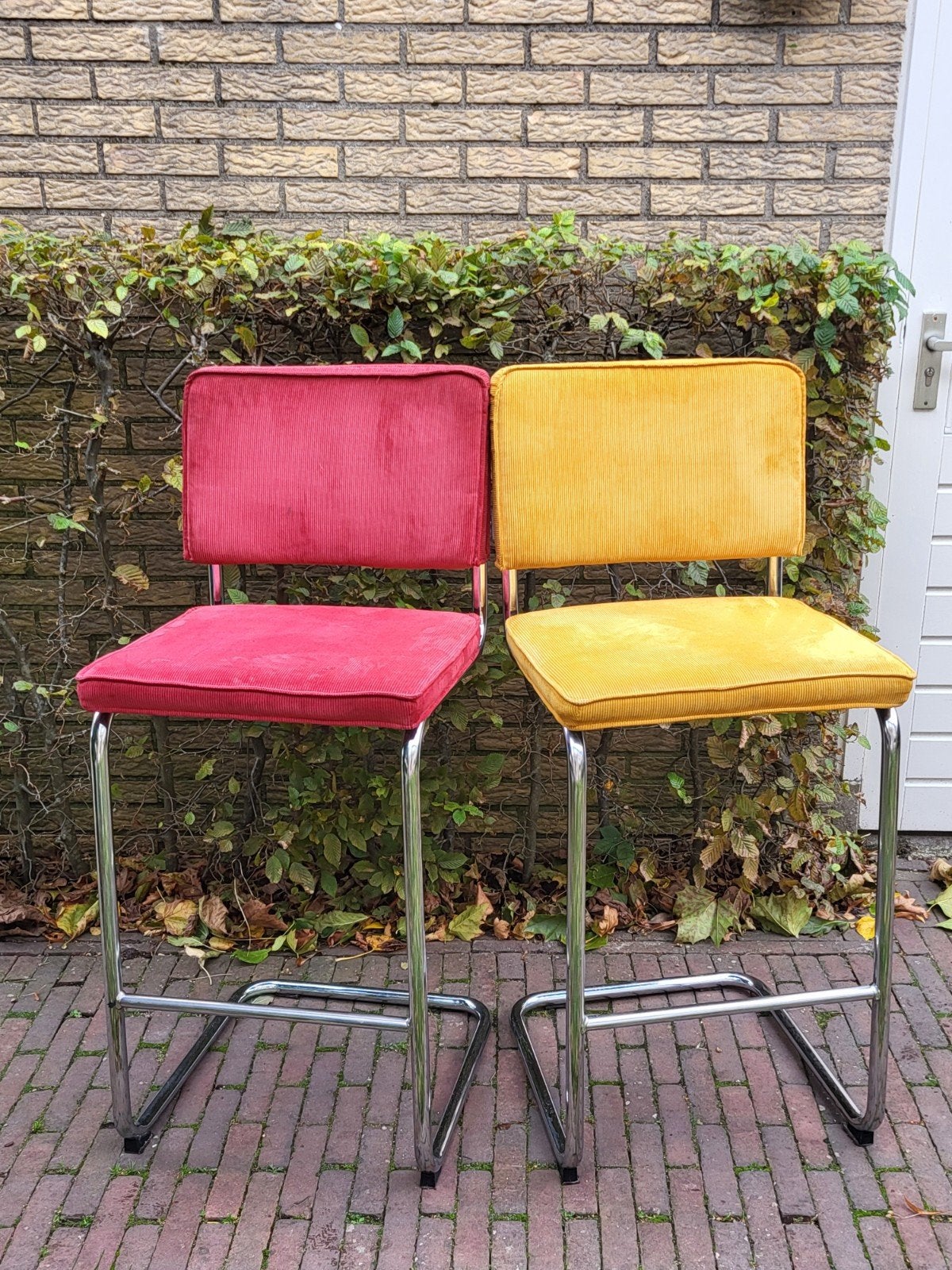 2 barkrukken van Zuiver, corduroy stof geel rood, Huis en Inrichting, Ophalen, Gebruikt, 60 tot 90 cm, Metaal