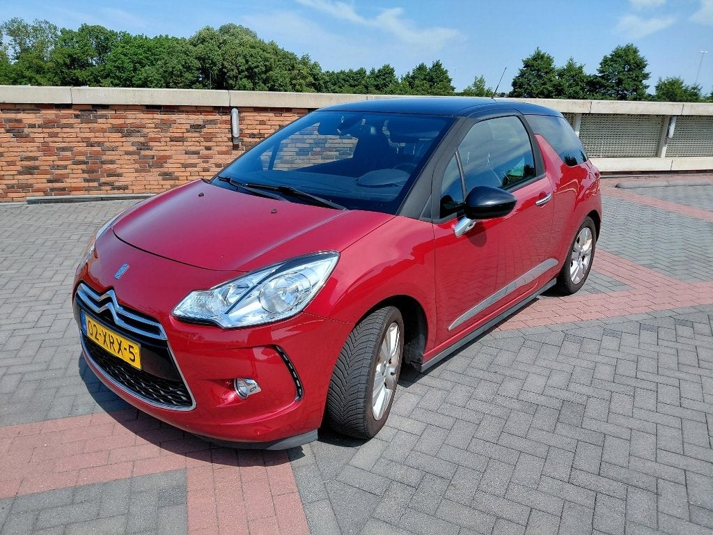 Citroën DS3 1.6 VTI AUT 2012 Rood, Auto's, Citroën, Zwart, 4 cilinders, 1064 kg, 49 €/maand