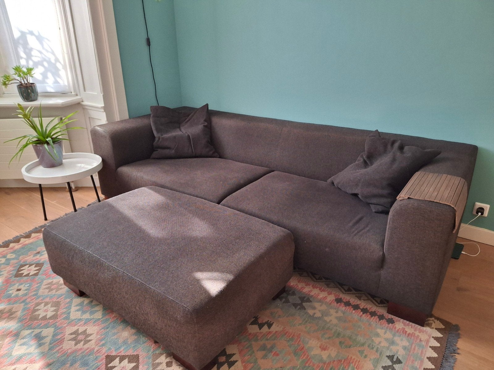 Comfortabele grijze bank met poef, Ophalen, Zo goed als nieuw, 75 tot 100 cm, Stof