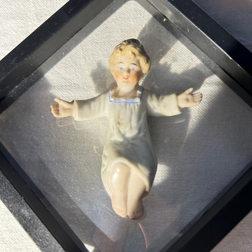 Jezus baby porselein beeldje in beschermfolie op stand, Ophalen of Verzenden