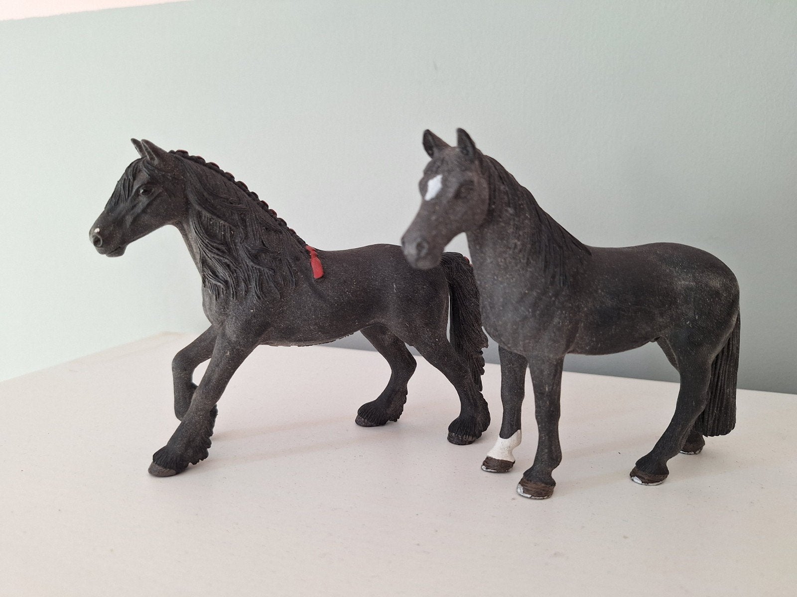 2 zwarte schleich paarden, Ophalen of Verzenden, Zo goed als nieuw, Paard, Beeldje of Figuurtje
