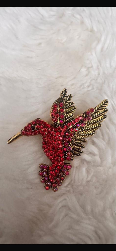 Prachtige Kolibrie Broche met Rode Strass Steentjes, Overige materialen, 4 tot 7 cm, Ophalen of Verzenden, Zo goed als nieuw