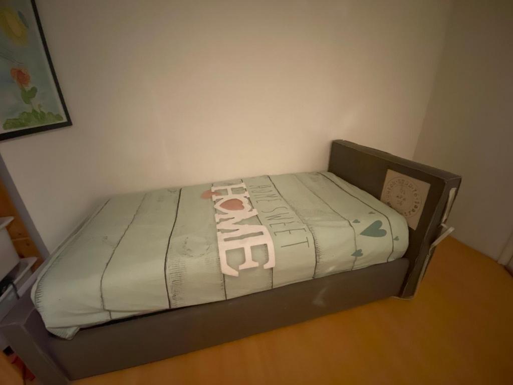 Stoer jongensbed met elektrisch verstelbare bodem, Ophalen, 90 cm, Eenpersoons, 200 cm