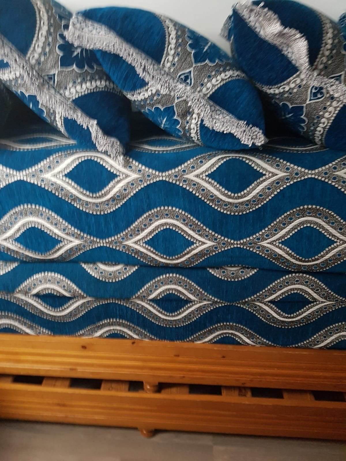 Te koop twee sedari met matrasen en 5 kussens., Gebruikt, 50 tot 100 cm, Rond, 50 tot 100 cm