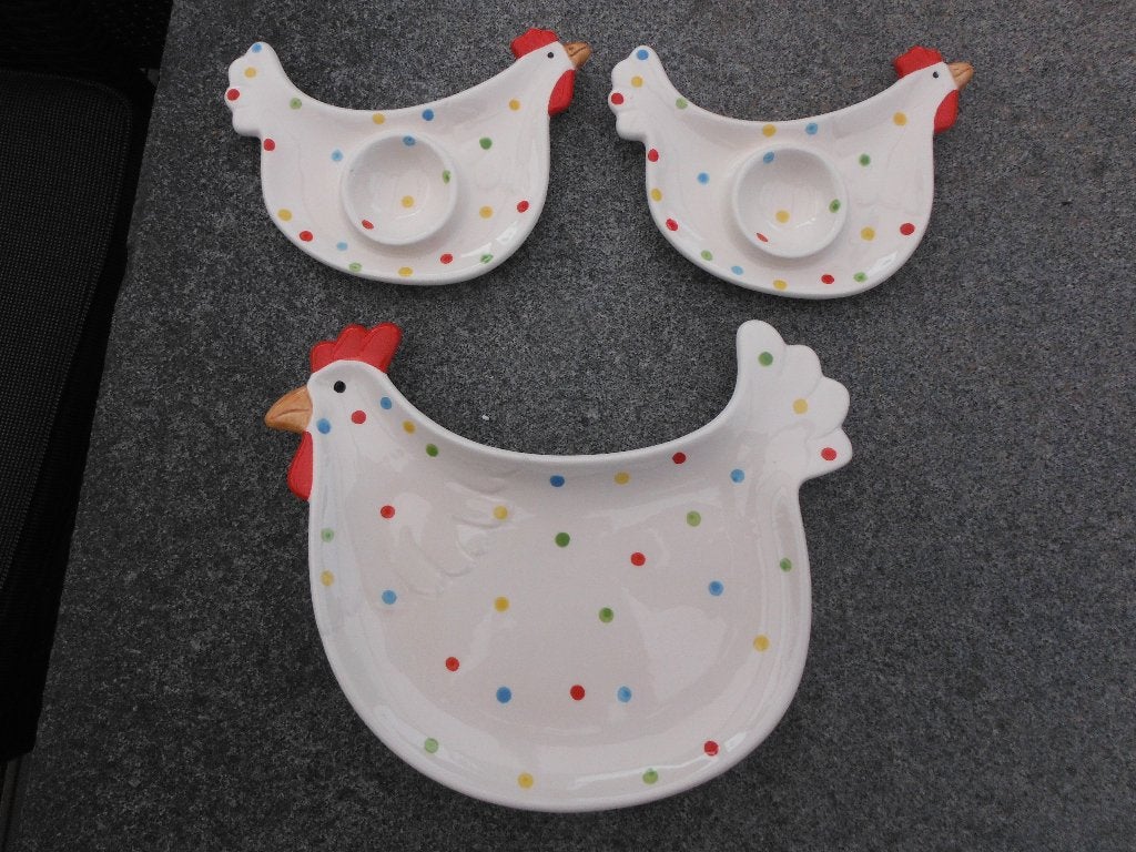 nieuwe vrolijke kip schaal met twee eierdop schaaltjes, Porselein of Keramiek, Schaal, Verzenden, Nieuw