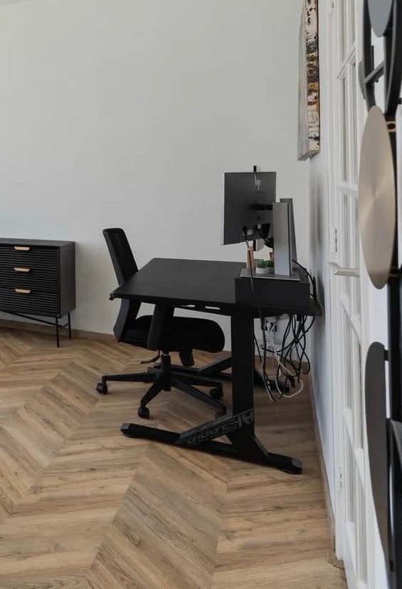 IKEA UPPSPEL Elektrisch Zit-Sta Bureau Zwart 140x80 cm, Ophalen, Elektrisch, Spaanplaat of MDF, Zo goed als nieuw