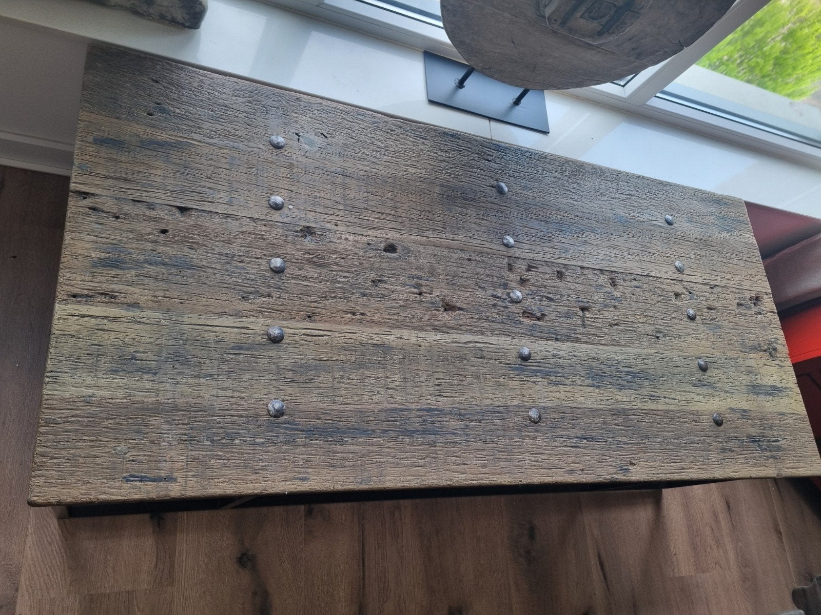Robuuste salontafel van oud eikenhout en metaal, Ophalen, Gebruikt, 100 tot 150 cm, 50 tot 100 cm