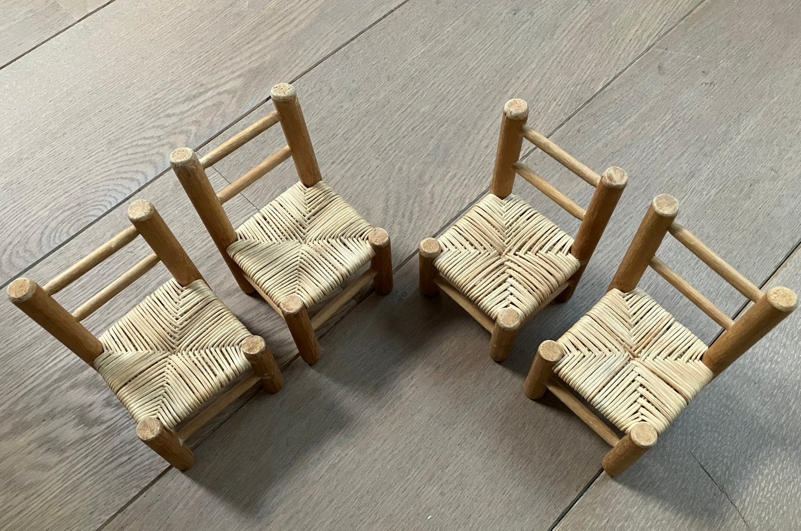 4 vintage houten stoeltjes rieten zitting barbie formaat, Verzamelen, Ophalen of Verzenden, Gebruikt, Overige typen