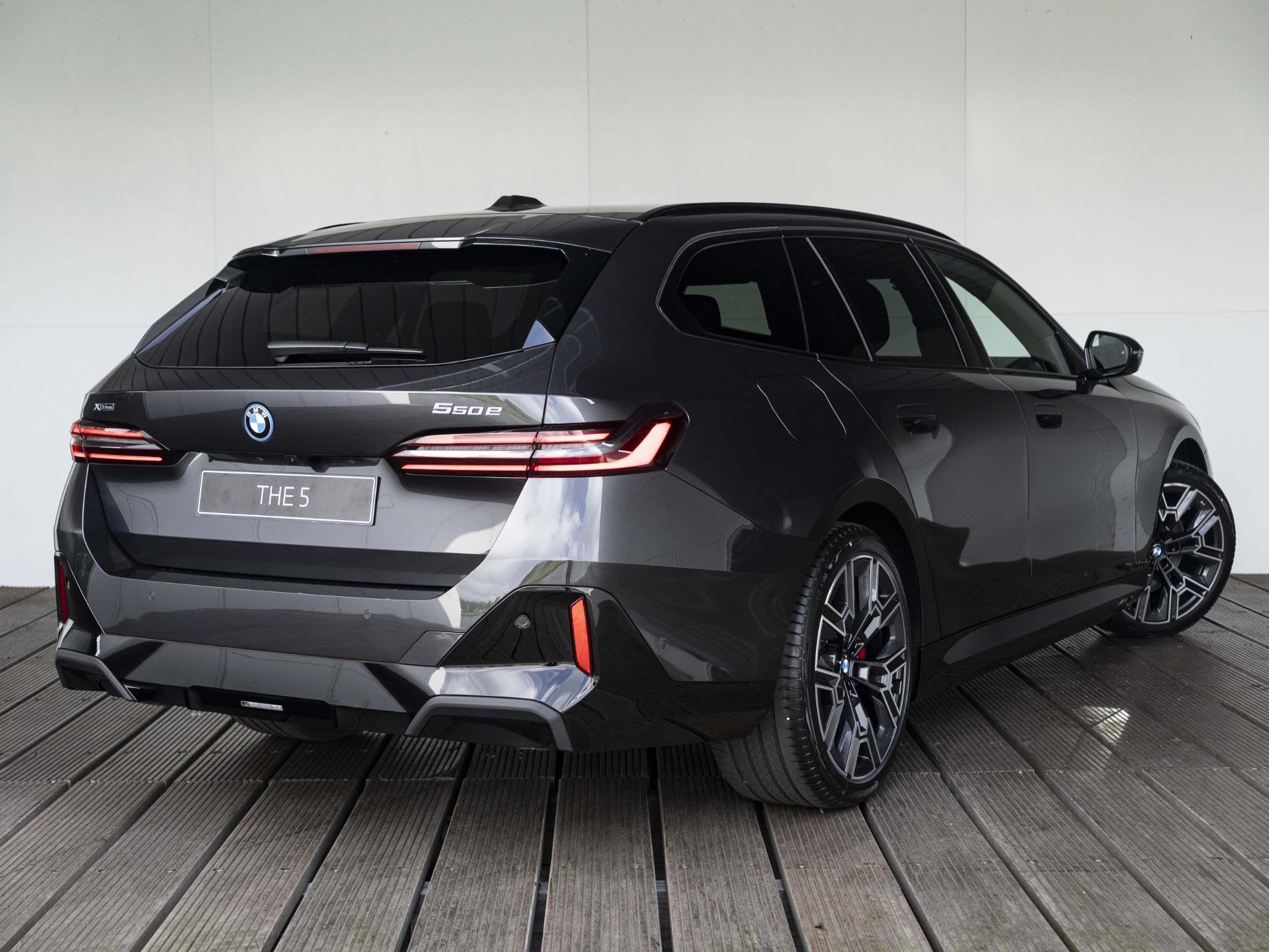 BMW 5 serie Touring 550e xDrive M Sportpakket Pro | Innovati, Auto's, Automaat, Stof, 135 min, Plug-in hybride