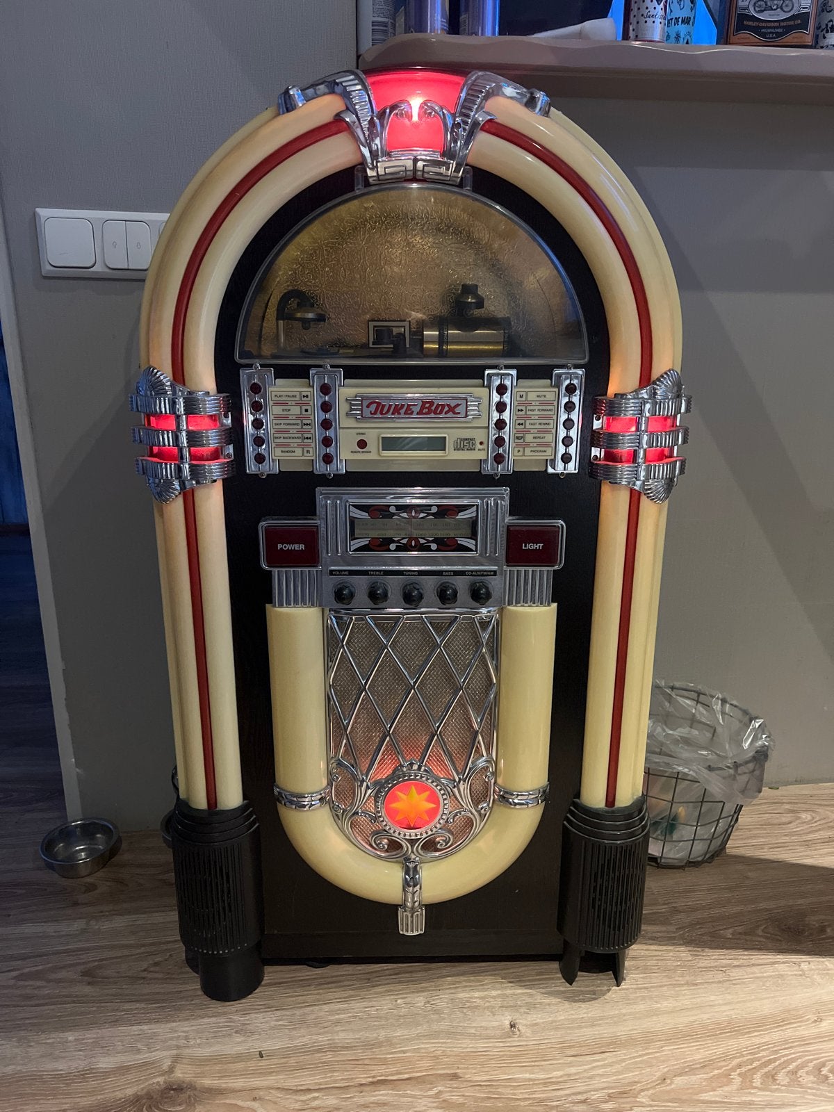 Jukebox met werkende radio en licht, CD-speler defect, Verzamelen, Automaten | Jukeboxen, Ophalen, Gebruikt, 1970 tot heden, Overige merken