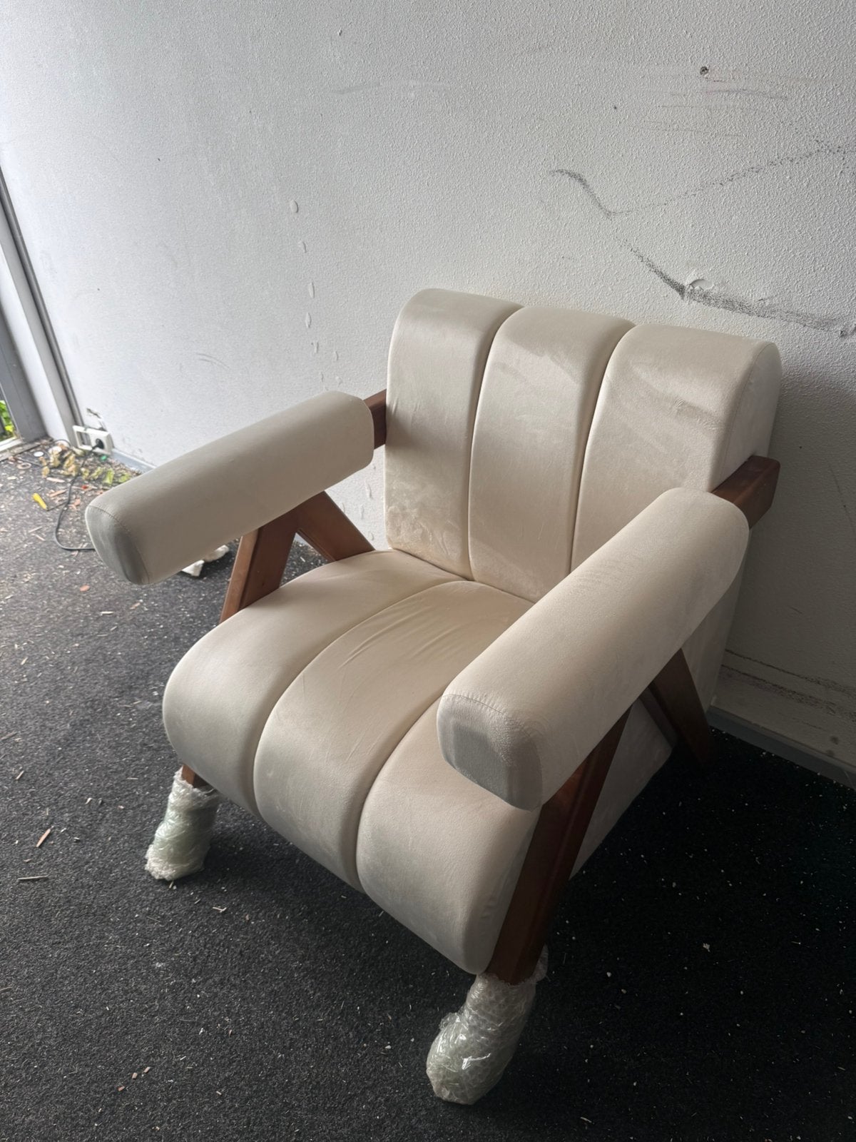 Japandi fauteuil walnootlook houten poten met creme zitting, Ophalen, Zo goed als nieuw, 50 tot 75 cm