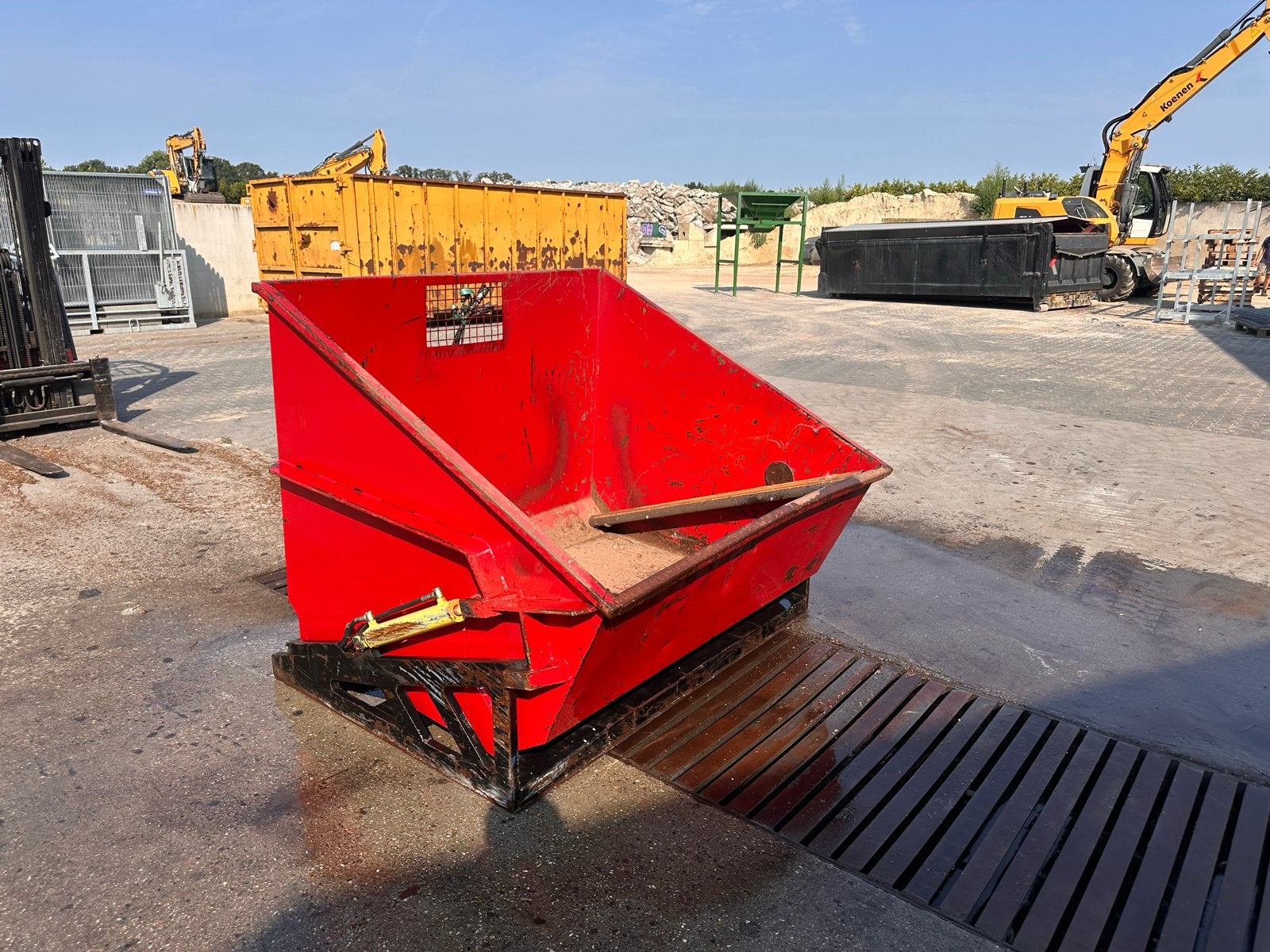 Rode kantelbak voor heftruck of loader., Ophalen