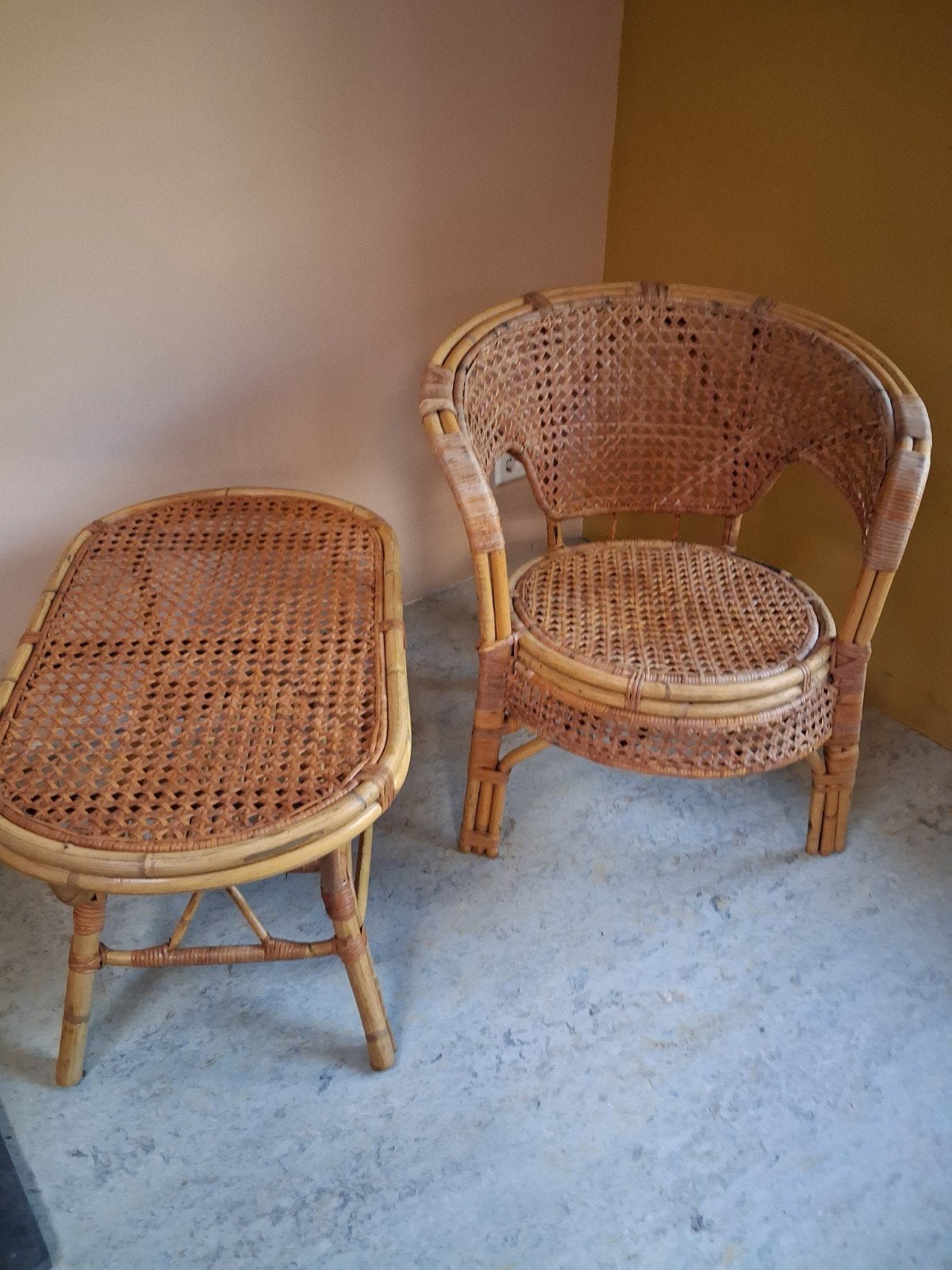 Vintage tafeltje en stoel rotan bamboe riet, Huis en Inrichting, Overige materialen, Gebruikt, Vintage, 55 tot 75 cm