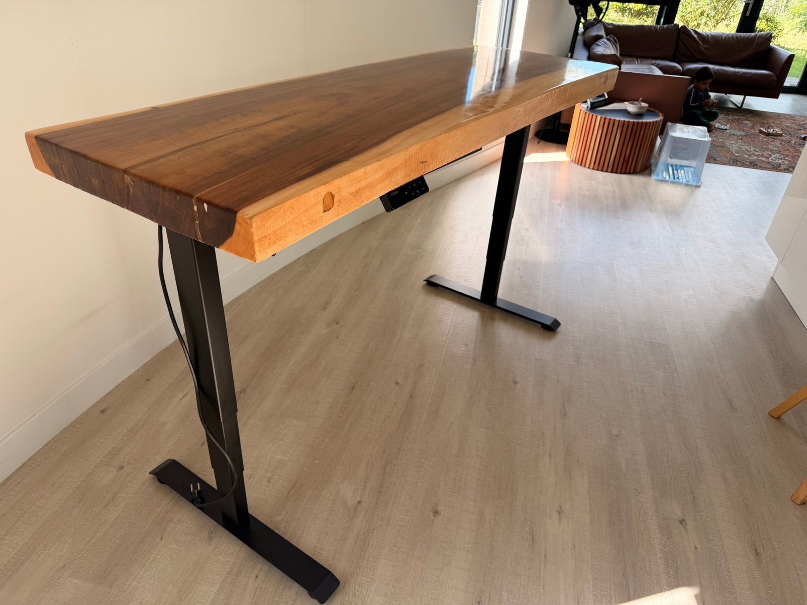 Suar epoxy elektrisch verstelbare bureautafel 180 cm bureau, Ophalen, Elektrisch, Zo goed als nieuw