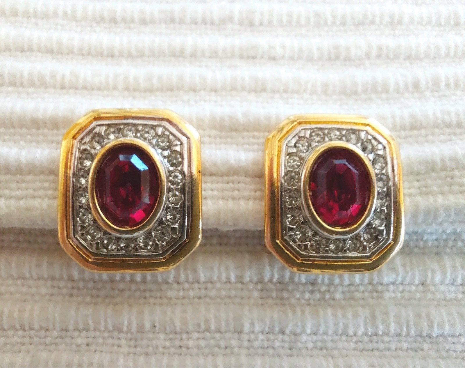 Franse Vintage Oorclips met Robijnrode Rijnsteen., Sieraden, Tassen en Uiterlijk, Antieke sieraden, Ophalen of Verzenden, Overige materialen
