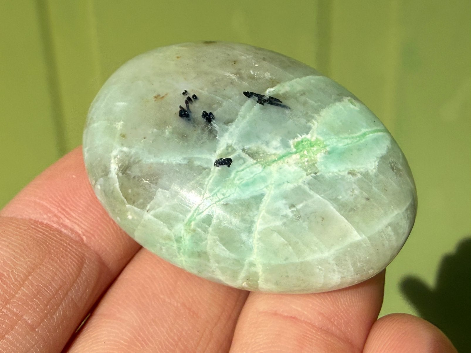 51 Garniriet met groene maansteen handsteen mineralen, Ophalen of Verzenden, Mineraal