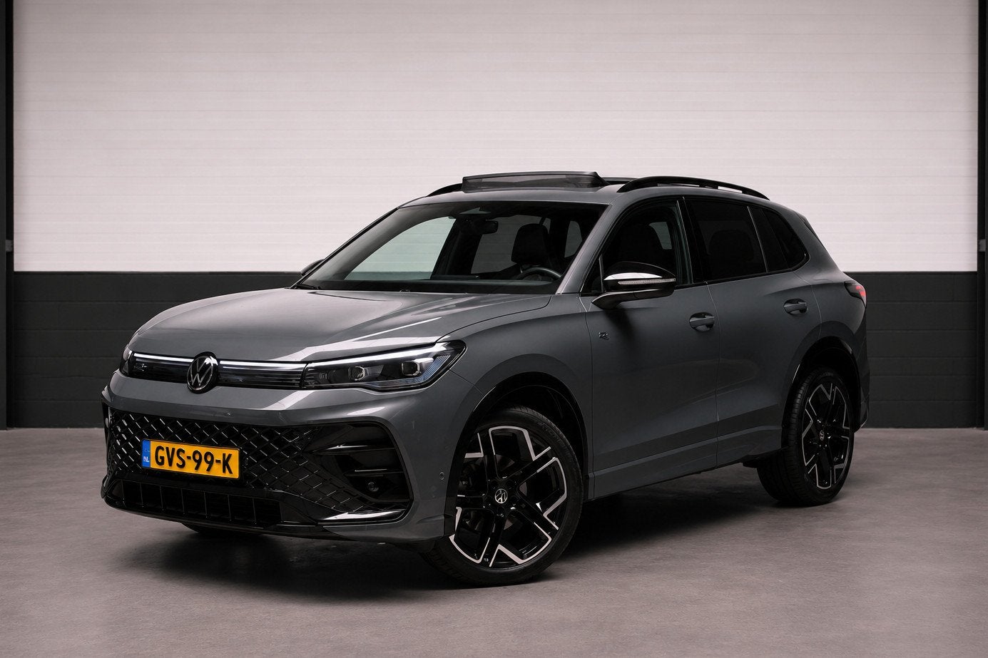 Volkswagen TIGUAN 1.5 eTSI R-Line|Pano|Massage|Trekh|IQ, 4 cilinders, Bedrijf, Hybride Elektrisch/Benzine, Automatische klimaatregeling