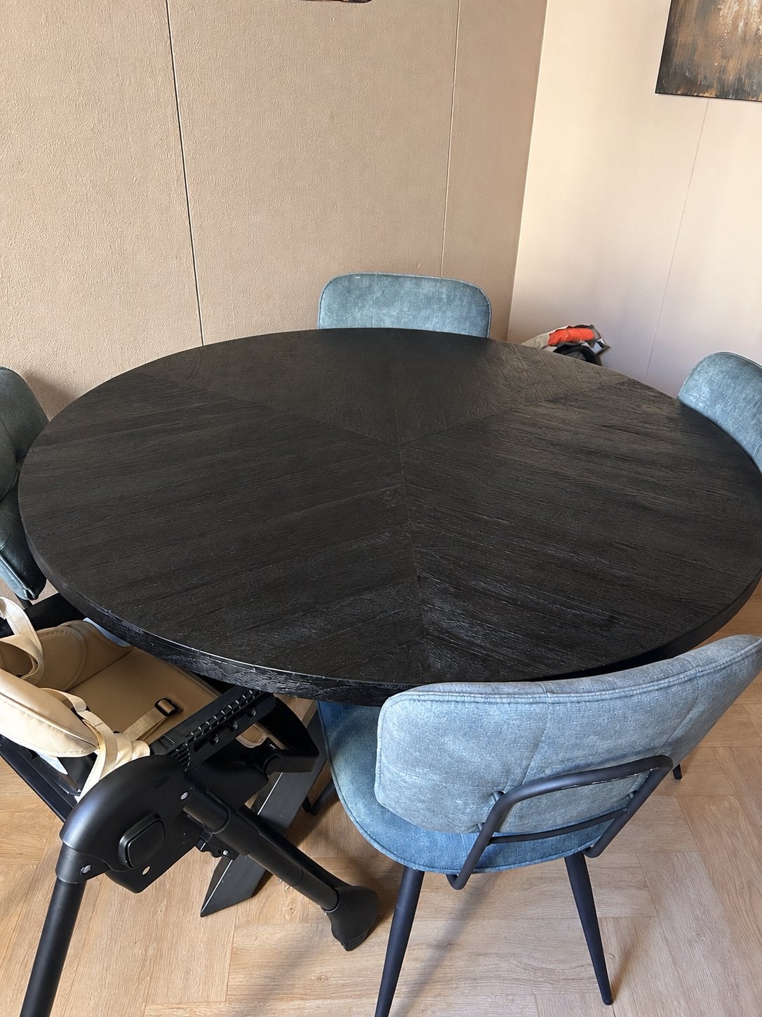 Ronde zwarte eettafel met zwarte kruispoten, Ophalen, 150 tot 200 cm, Rond, Zo goed als nieuw